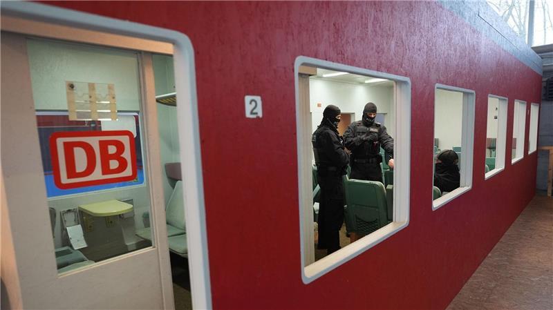 Die Zahl der Gewaltdelikte gegen Polizistinnen und Polizisten verharrt auf hohem Niveau.