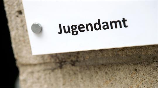 Die Zahl der Inobhutnahmen ist 2025 zurückgegangen. (Symbolbild)