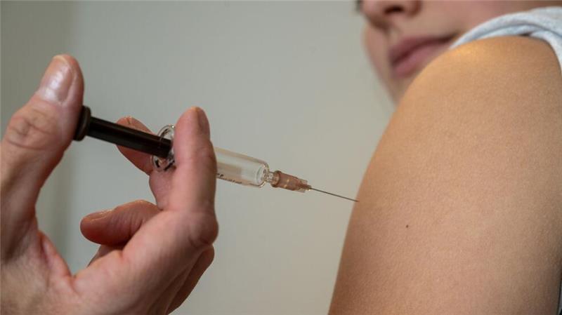 Mehr Kinder und Jugendliche bekommen HPV-Impfungen Die Zahl der Kinder und Jugendlichen, die in Niedersachsen eine Erstimpfung gegen HPV erhalten, steigt in Niedersachsen - laut Zahlen der DAK-Gesundheit. (Symbolbild)
