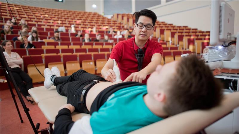 Ärztemangel: Experten beklagen weiter zu wenig Medizin-Studienplätze Die Zahl der Medizinstudienplätze ist in den vergangenen Jahren in Deutschland zwar erhöht worden, aber nicht ausreichend, sagen Ärztevertreter. Foto: Julian Stratenschulte