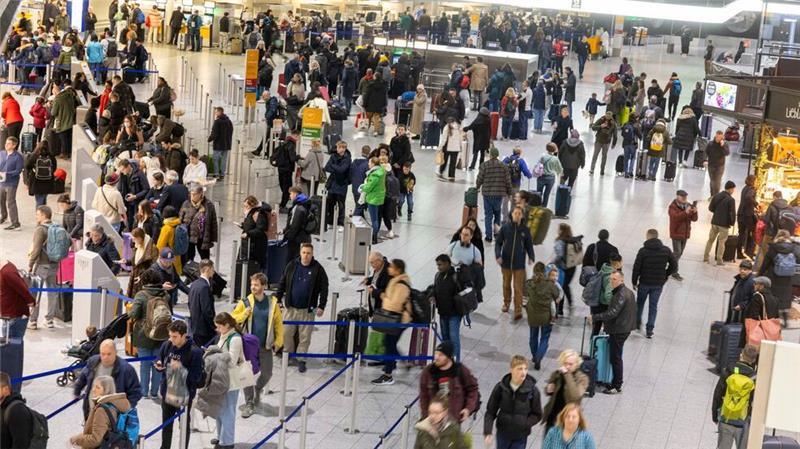 Die Zahl der Passagiere an deutschen Flughäfen wächst vor allem wegen Auslandsflügen. (Archivbild)