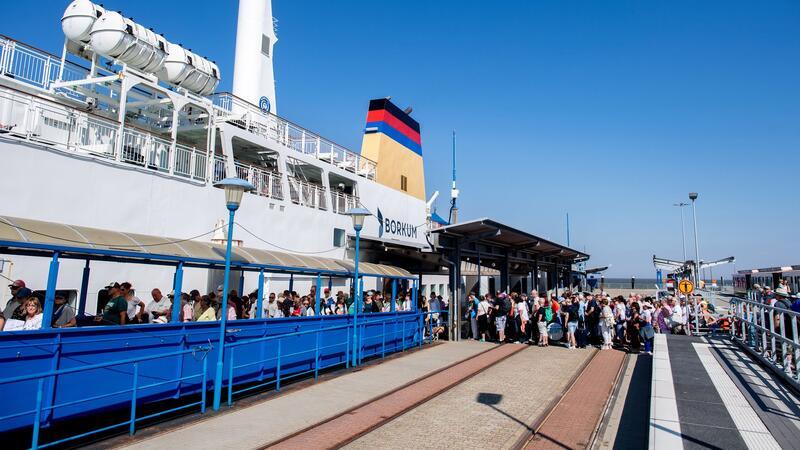 Bahnsteige der Borkumer Kleinbahn erhöht Die Zahl der Reisenden auf Borkum steigt, auch deshalb war laut der Kleinbahn eine Sanierung der Bahnsteige notwendig.
