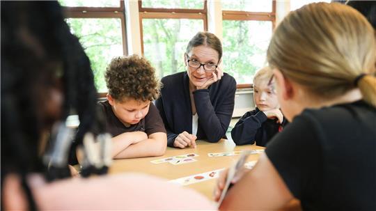 Die Zahl der Schülerinnen und Schüler in Hamburg ist nach Angaben der Schulbehörde seit 2019 um rund 25.000 auf nunmehr rund 221.000 gestiegen. (Archivbild)