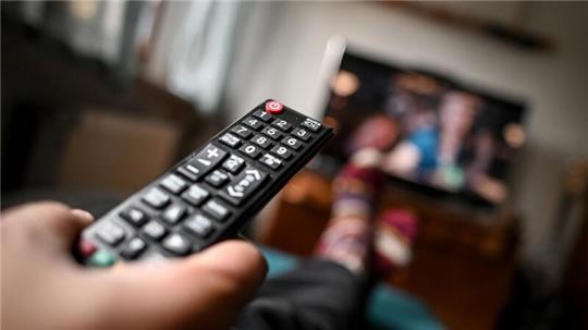 Die Zahl der TV-Zuschauer ist auch am populären Fernsehabend Sonntag deutlich rückläufig.