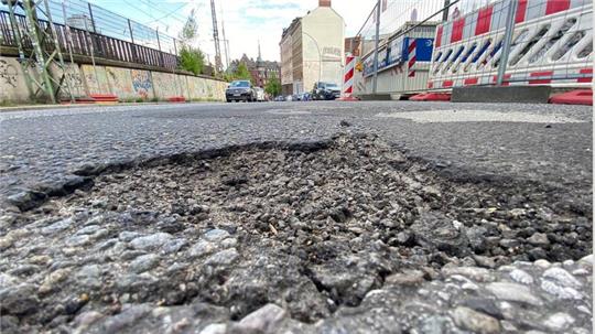 Die Zahl der Unfälle durch Straßenschäden steigt in Hamburg. (Archivfoto)