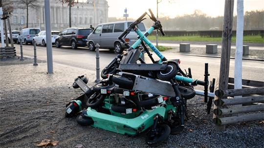 Die Zahl der Unfälle mit E-Rollern hat zugenommen. (Symbolbild)