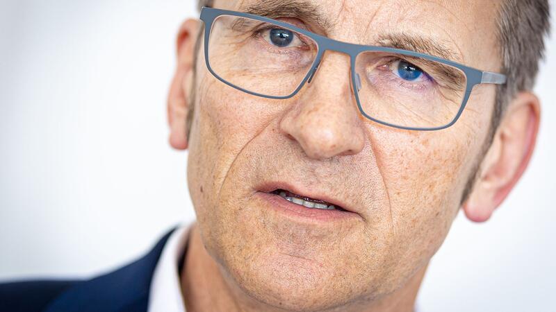 Die Zahl der gesprengten Geldautomaten sinkt, aber Niedersachsens LKA-Chef Friedo de Vries warnt: Die Täter weichen auf andere Länder aus, außerdem gingen sie zu Juwelieren, Kunsthandlungen und Museen über. (Archivbild)
