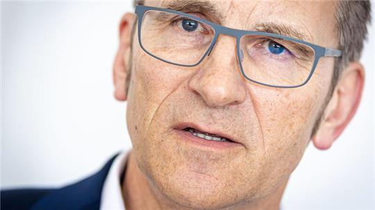 Die Zahl der gesprengten Geldautomaten sinkt, aber Niedersachsens LKA-Chef Friedo de Vries warnt: Die Täter weichen auf andere Länder aus, außerdem gingen sie zu Juwelieren, Kunsthandlungen und Museen über. (Archivbild)