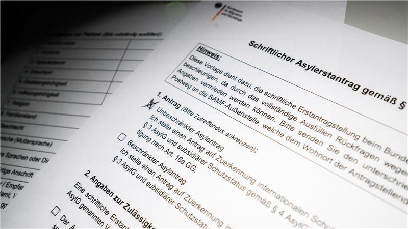 Die Zahl der in Deutschland gestellten Asylanträge ging 2025 deutlich zurück. (Illustration)
