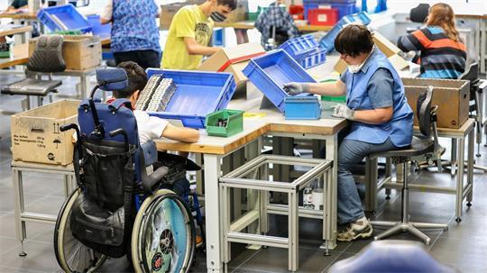Die Zahl der schwerbehinderten Beschäftigten ist im Jahr 2024 in Deutschland erneut gestiegen (Archivbild). 