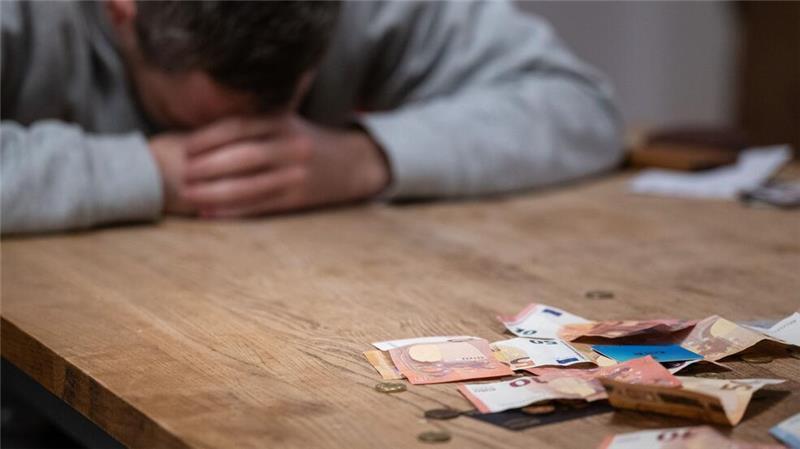 Creditreform: Weniger Menschen überschuldet Die Zahl der überschuldeten Menschen in Deutschland ist 2024 leicht gesunken.