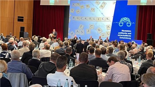 Die Zahlen aus 2025 wurden den Vertetern der knapp 20.000 Volksbank-Genossen im Stadeum präsentiert. Die gaben sich zufrieden.