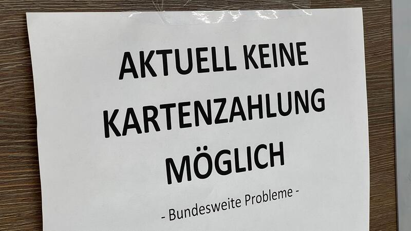 Die Zahlung per Giro- oder Kreditkarte in Deutschland ist nach Angaben von Zahlungsdienstleistern bundesweit gestört (Symbolbild/Archivbild).
