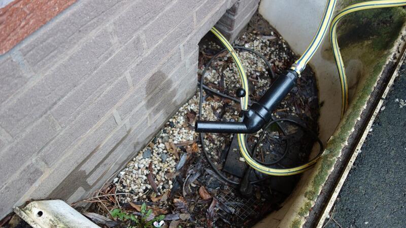 Die Zapfanlage rankelt aus dem Kellerfenster heraus.