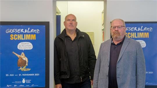 Die Zeichner Achim Greser (r) und Heribert Lenz 2021 im Caricatura Museum Frankfurt.