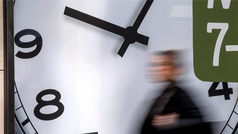 Die Zeit kann rennen - oder sich ziehen. (Symbolbild)