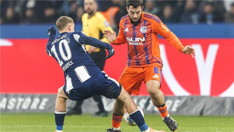 Die Zeit von Amin Younes (r) bei Schalke ist vorbei. (Archivbild)