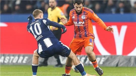 Die Zeit von Amin Younes (r) bei Schalke ist vorbei. (Archivbild)