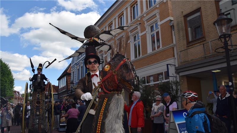 Die Zeitreisenden Jan und Peter Wessels aus den Niederlanden bewegen sich auf ihren Fantasiemaschinen durch die Buxtehuder Altstadt.