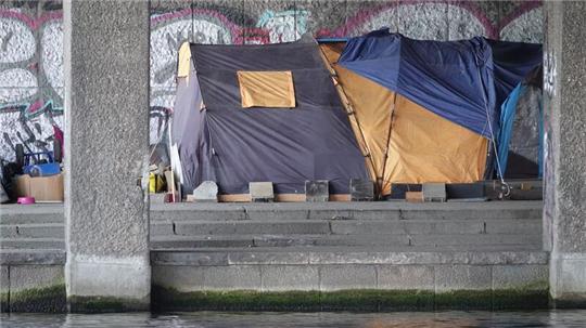 Die Zelte von Obdachlosen stehen unter der Kennedybrücke an der Außenalster.