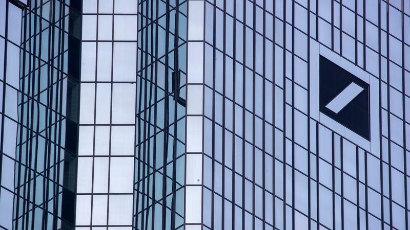 Die Zentrale der Deutschen Bank im Frankfurter Bankenviertel: Die Übertragung des Kundengeschäfts der Postbank auf die Computersysteme der Deutschen Bank hat nicht reibungslos funktioniert.