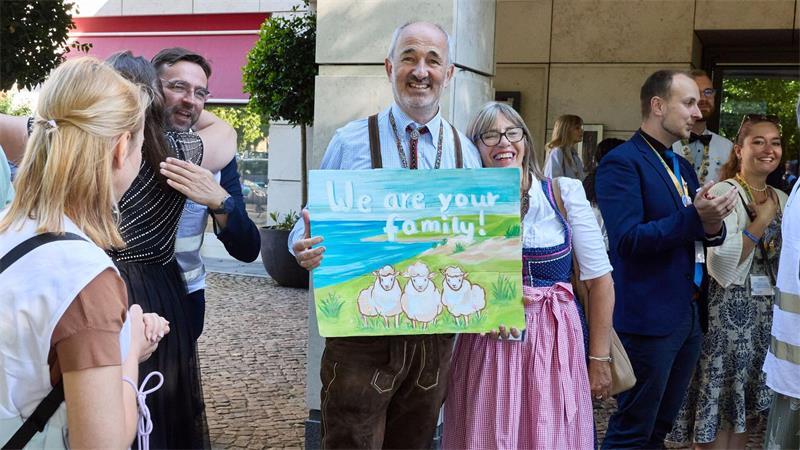 Zeugen Jehovas feiern „Fest der Liebe“ im Volksparkstadion Die Zeugen Jehovas sehen ihren Kongress als großes Familienfest.