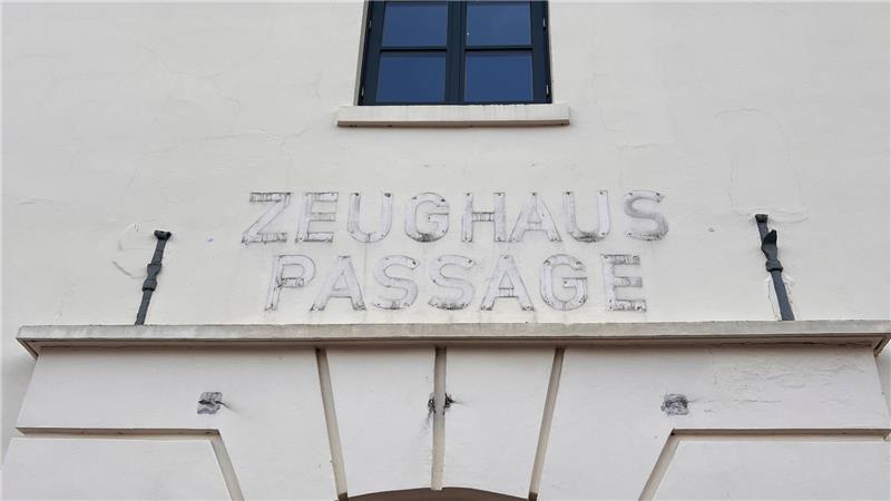 Die Zeughaus-Passage wird geschlossen, der Schriftzug verschwindet.