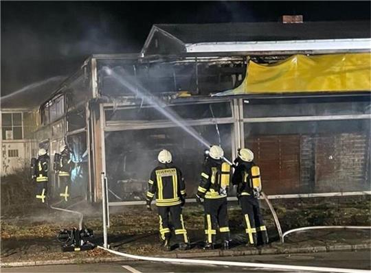 Die Zevener Feuerwehr bei der Bekämpfung des Brandes im Zevener Autohaus Jeschke an der Bremer Straße. Foto: Feuerwehr