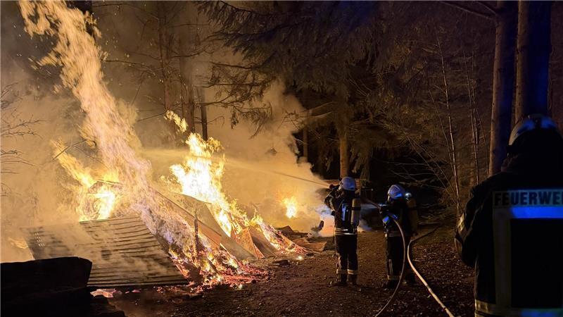 Die Zevener Feuerwehr löscht das brennende Feuerholz.