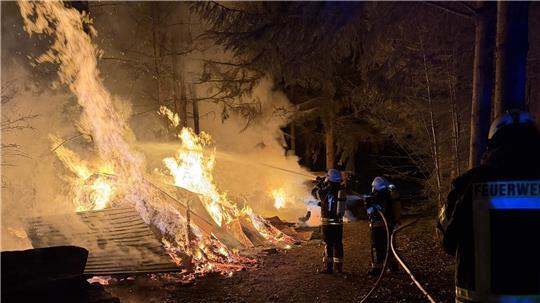 Die Zevener Feuerwehr löscht das brennende Feuerholz.