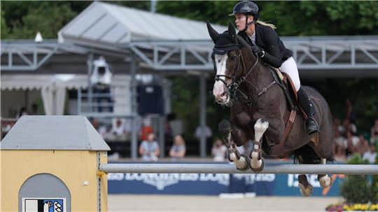 Die Zevener Mylen Kruse hat nicht nur die Deutsche Meisterschaft der Springreiterinnen, hier auf Cha Mu 4, gewonnen. Jetzt wurde sie auch Deutsche Meisterin in der Altersklasse U25. Foto: Friso Gentsch/dpa