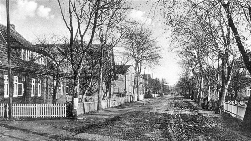 Geschichte schreiben: Mitarbeiter für die Ahlerstedter Chronik gesucht Die Zevener Straße, die von Ahlerstedt nach Wangersen führt, ab Hausnummer 16 abwärts gesehen.