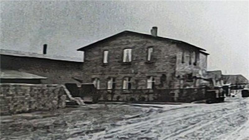 Die Ziegelei in Klein Fredenbeck um 1935: In den Mannschaftsräumen mussten später Zwangsarbeiterinnen entbinden.