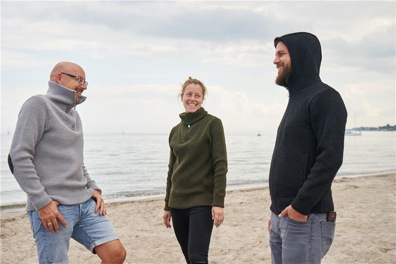 Nordisch und naturnah: Siegel in Stade strickt an seiner Zukunft Die Zielgruppe der „Rymhart“-Linie: Moderne Menschen mit Sinn für Nachhaltigkeit, haltbare Troyer und Hoodies in dezenten Farben gehören dazu. Fotos: Rymhart (2)