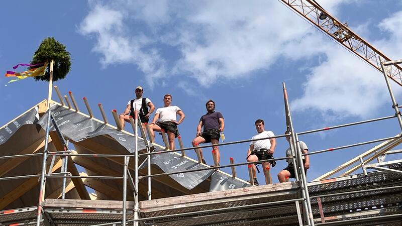 Die Zimmerleute auf dem Dach beim Richtfest in Hammah.