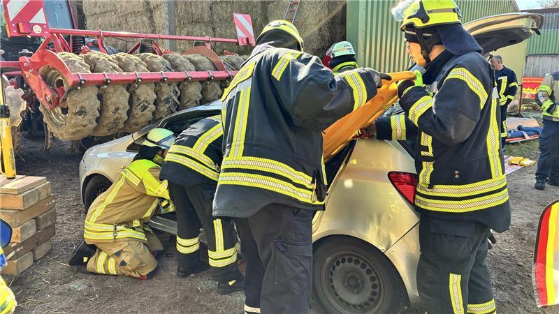 Die Zinken eines Grubbers haben sich in einen Pkw gebohrt. Die Kreisfeuerwehrbereitschaft Nord rettet Verletzte auf Gut Daudieck.