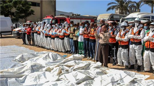 Getöteter Mitarbeiter von ZDF-Partnerfirma war Hamas-Mitglied Die Zivilverteidigung und einige Mitarbeiter des Gesundheitsministeriums beten vor dem Nasser-Krankenhaus für 40 von der israelischen Armee getötete Palästinenser, bevor sie beerdigt werden.