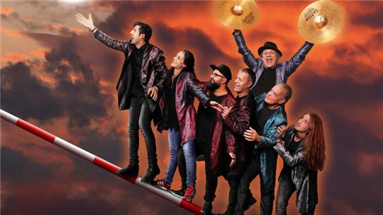 Die Zollhausboys mit One Girl Selin Demirkan treten ein letztes Mal in der Eulsetehalle in Himmelpforten auf.