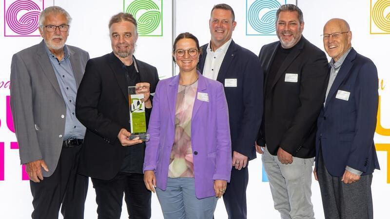Apfelzüchter freuen sich über Auszeichnung: Ein Loblied auf den Pompur Die Züchtungsinitiative Niederelbe erhält Deutschen Innovationspreis Gartenbau für allergikerfreundliche Äpfel - vermarktet unter dem Namen Pompur. Dr. Kea Ovie vom Niedersächsischen Landwirtschaftsministerium (Mitte) sagte der ZIN weitere Förderung zu.