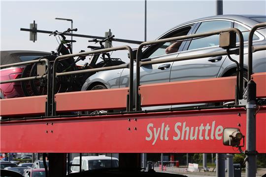 Die Züge der Deutschen Bahn fahren auf der Strecke seit einem Jahr mit einem Bio-Kraftstoff statt mit Diesel. Foto: Bodo Marks/dpa