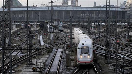 Die Züge der Deutschen Bahn sind nicht immer pünktlich.