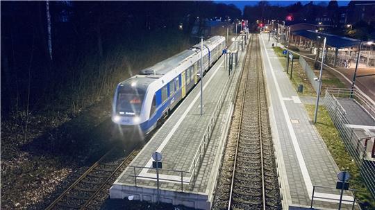 Ein Zug der EVB steht in einem Bahnhof.