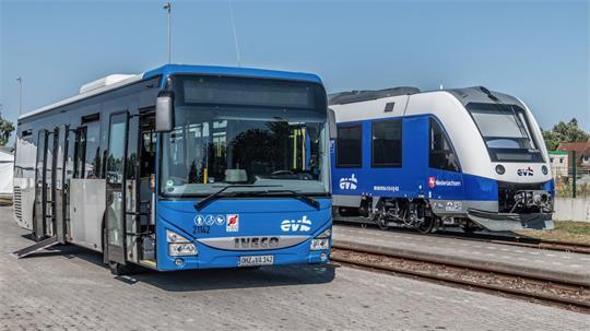Die Züge der RB33 bleiben stehen. Busse bringen die Deichbrand-Besucher zum Festival.