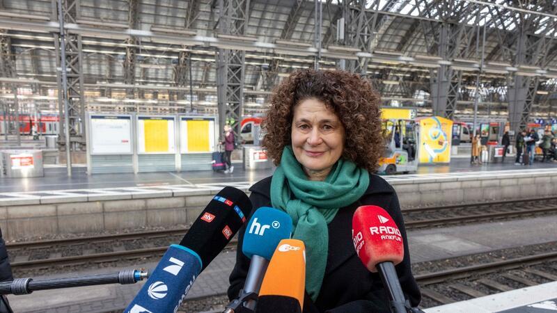 GDL-Chef Weselsky wähnt Öffentlichkeit auf seiner Seite „Die Züge rollen, und man kann auch während des Streiks reisen“, sagt Bahn-Vorstandsmitglied Stefanie Berk in Frankfurt am Main.