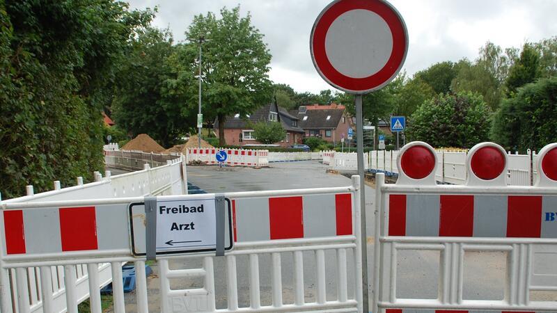 Die Zufahrt zum Freibad und zum Parkplatz in der Straße Gierenberg ist gesperrt.