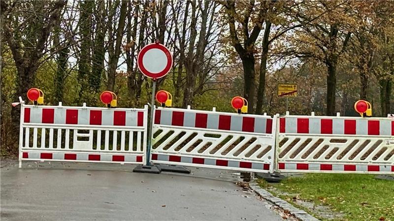 Die Zufahrt zum Friedhof in Wedel ist frei. Dahinter beginnt die Sperrung in Richtung Groß Fredenbeck. Auch drei Bahnübergänge werden gesperrt.