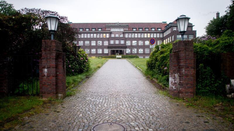 Die Zufahrt zum Hauptgebäude vom Josef-Hospital im Stadtteil Deichhorst.