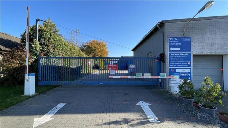 Die Zufahrt zum „Zweck-Betrieb“ Tino an der Straße Am Sieltief in Atens. Die Stadt hat auch sie versiegelt. Niemand darf mehr durch.