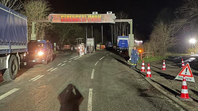 Die Zufahrtsstraße zum Park konnte inzwischen trocken gelegt werden. Einsatzkräfte aus dem Kreis Stade sorgten dafür, dass das auch so bleibt.