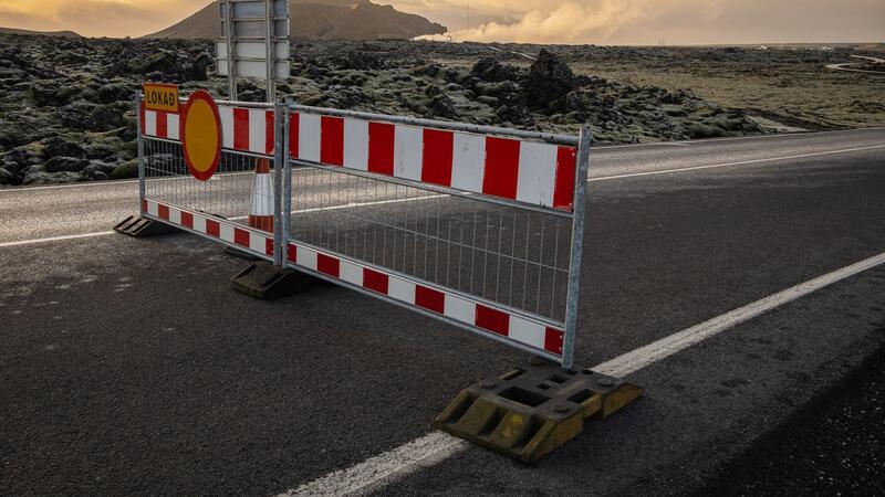 Zahl der Erdbeben in Island geht leicht zurück Die Zufahrtsstraße zur Blauen Lagune auf Island wurde bereits geschlossen, um Zwischenfälle in der Gegend im Falle eines möglichen Vulkanausbruchs zu vermeiden.
